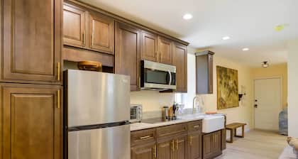 Fayetteville Guest House: Walk to Nature Preserve!