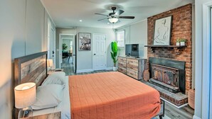 A bedroom with a bed, a ceiling fan, a fireplace, and a television. - ~ 7 Mi to Downtown! Nashville Home Rental (Nashville)