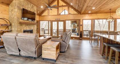 Luxe Morganton Cabin: Hot Tub, Fire Pit, Game Room