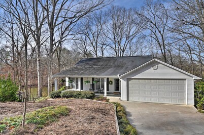 Large Lavonia Home w/ Party Dock on Lake Hartwell!