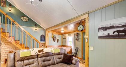 Adorable Ellijay Cabin w/ Hot Tub & Fire Pit