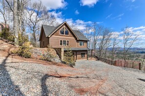 House (2 Bedrooms) | Interior - Mineral Bluff Cabin Near Lake Blue Ridge! (Mineral Bluff)