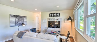 Charming Hampton Home w/ Yard: 2 Mi to Beach!