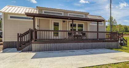 Peaceful Deck & Pool Access! Blue Ridge Tiny Home