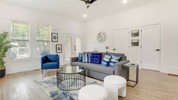House (4 Bedrooms) | Front of property