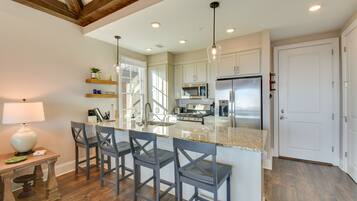 Microwave, mesin pencuci piring, peralatan masak/sendok-piring, dan tisu