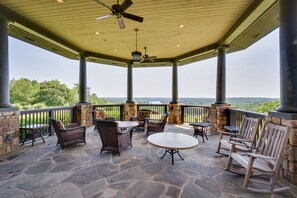 Terrace/patio - Stunning Toccoa Retreat w/ Private Deck & Mtn View (Toccoa)