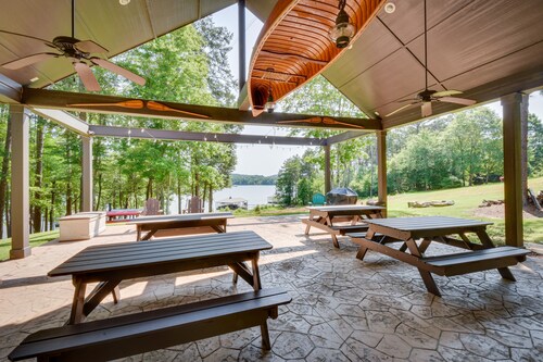 Stunning Toccoa Retreat w/ Private Deck & Mtn View