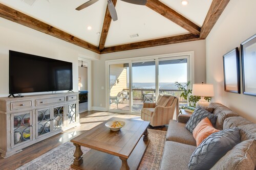 Stunning Toccoa Retreat w/ Private Deck & Mtn View