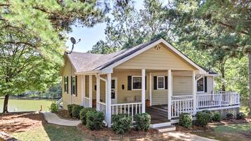 Cottage (4 Bedrooms) | Front of property