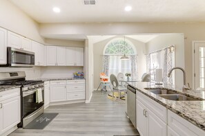 하우스 (4 Bedrooms) | 전용 주방 | 전자레인지, 오븐, 쿡탑, 식기 세척기