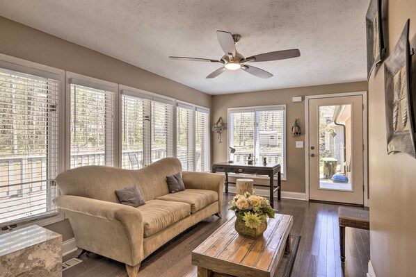 Casa (5 Bedrooms) | Área de sala de estar | Televisión y chimenea 