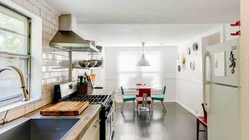 Apartment (2 Bedrooms) | Private kitchen | Microwave, oven, stovetop, dishwasher