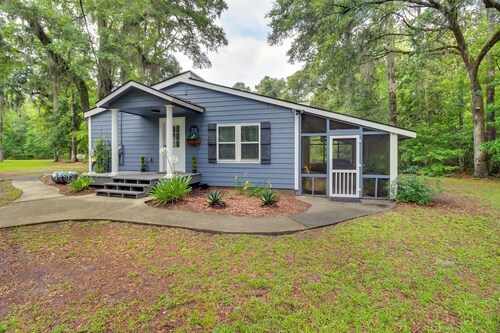 Southern Escape in Guyton: Private Yard & Hot Tub!
