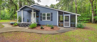 Southern Escape in Guyton: Private Yard & Hot Tub!