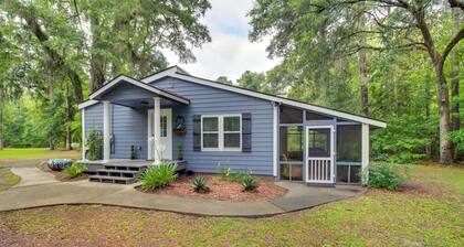 Southern Escape in Guyton: Private Yard & Hot Tub!