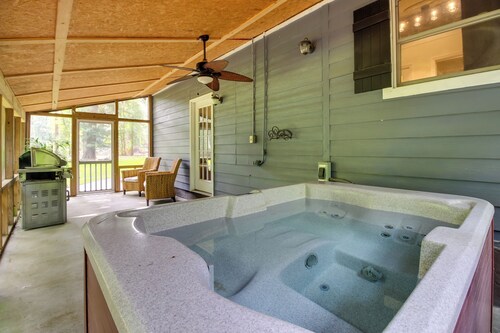 Southern Escape in Guyton: Private Yard & Hot Tub!