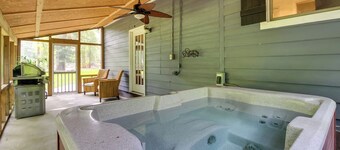 Southern Escape in Guyton: Private Yard & Hot Tub!