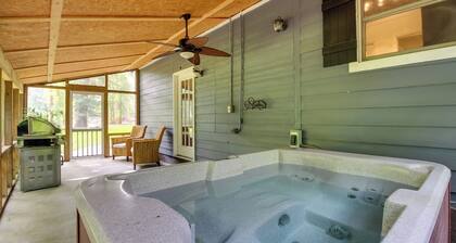 Southern Escape in Guyton: Private Yard & Hot Tub!