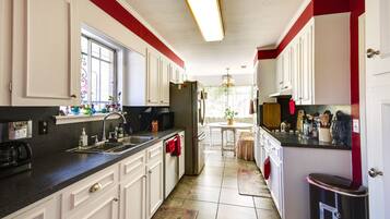 House (3 Bedrooms) | Private kitchen | Microwave, dishwasher, coffee/tea maker, paper towels