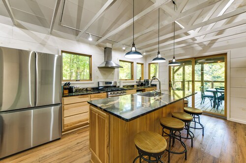 Stunning Culloden Cabin With Deck & Creek View!