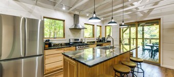 Stunning Culloden Cabin With Deck & Creek View!