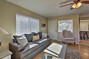 Interior - Tucson Home W/landscaped Backyard Patio & Fire Pit (Tucson)