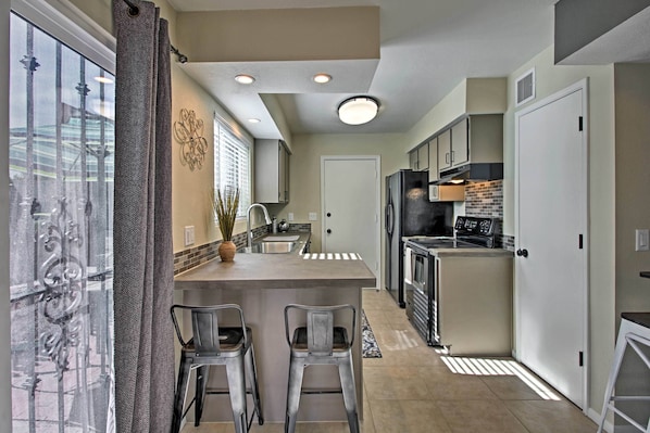 Interior - Tucson Home W/landscaped Backyard Patio & Fire Pit (Tucson)