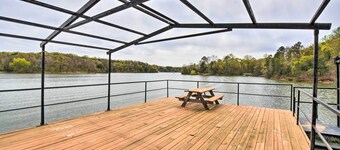 Lakefront Lavonia Cottage w/ 2-story Dock!