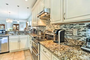 Casa (3 Bedrooms) | Cocina privada | Microondas, horno, placa de cocina y lavavajillas