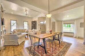 A spacious living area with a wooden dining table, multiple sofas, and a large rug. - Cute Nashville Getaway: Walk to Cafes & Pubs! (Nashville)