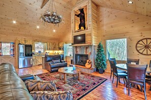 House (3 Bedrooms) | Living area | TV, fireplace, books