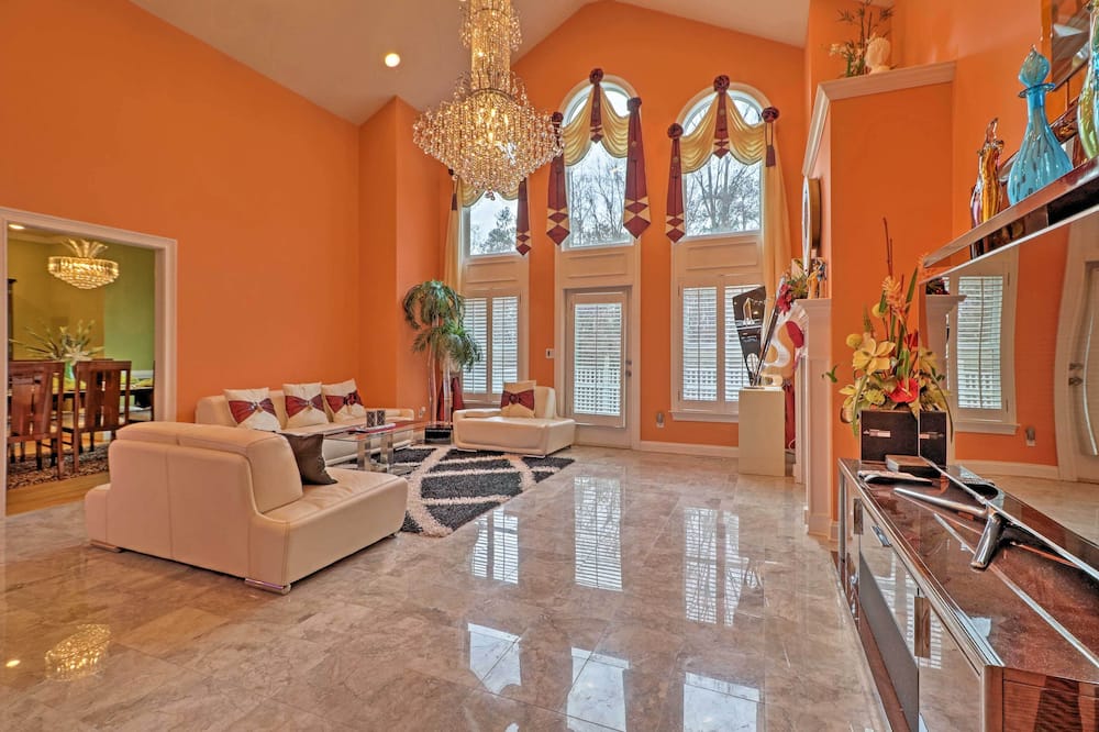 Stunning Duluth Family House w/ Fireplace & Patio! - Berkeley Lake, GA