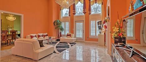 House (5 Bedrooms) | Interior