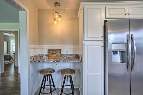 Idyllic Getaway w/ Deck ~ 4 Mi to Dtwn Athens