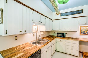 Microwave, oven, stovetop, dishwasher - Countryside Home on 7 Acres: 1 Mi to Nashville! (Whites Creek)