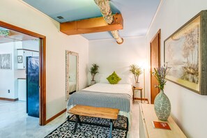 2 soverom, skrivebord for bærbar PC og sengetøy