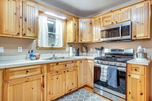 House (4 Bedrooms) | Interior - Spacious Home in Helen w/ Porch & Balcony! (Helen)