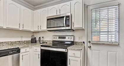 Charming Savannah Vacation Rental w/ Game Room!