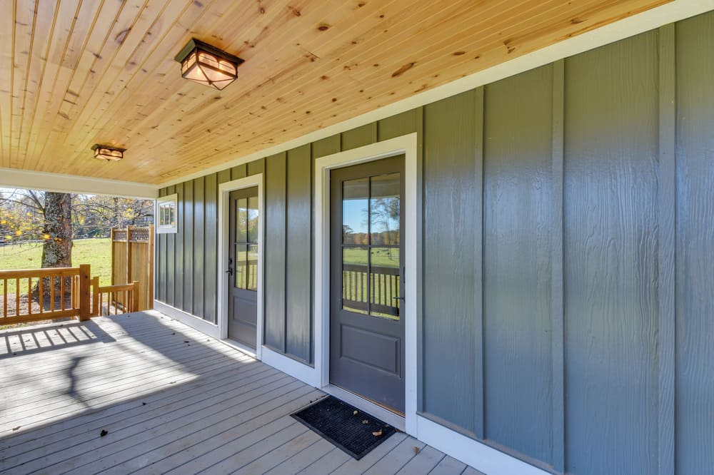 Modern Clarkesville Cottage w/ Decks & Patio! - Habersham County, GA
