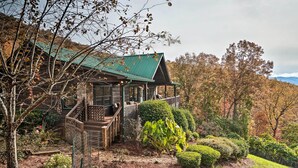 A cabin with a green roof, wooden exterior, and a deck with a railing. - Hiawassee Cabin w/ Mtn Views < 1 Mi to Lake! (Hiawassee)