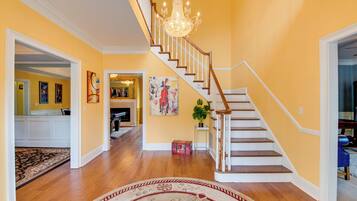 House (5 Bedrooms) | Interior