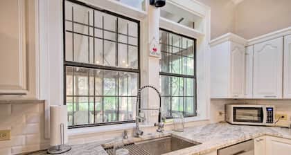 Pet-friendly Natchez Home: Walk to Downtown!