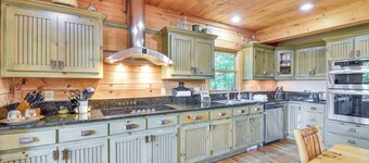 Expansive Sky Valley Lodge w/ Mountain Views!