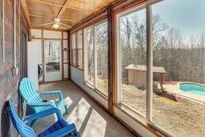 Interior - Pool, Hot Tub & Mountain Views: Cleveland Cabin (Cleveland)