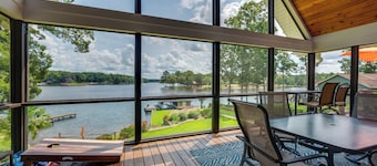 Luxe Lake Sinclair Living: Private Dock & Beach!