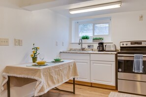Microwave, oven, stovetop, cookware/dishes/utensils - Well-equipped Seattle Apartment w/ Patio Access! (Seattle)