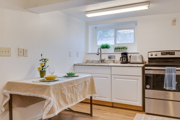 Private kitchen - Well-equipped Seattle Apartment w/ Patio Access! (Seattle)