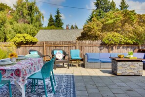 Outdoor dining - Well-equipped Seattle Apartment w/ Patio Access! (Seattle)