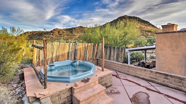 Un jacuzzi en un patio con vistas a un paisaje montañoso.